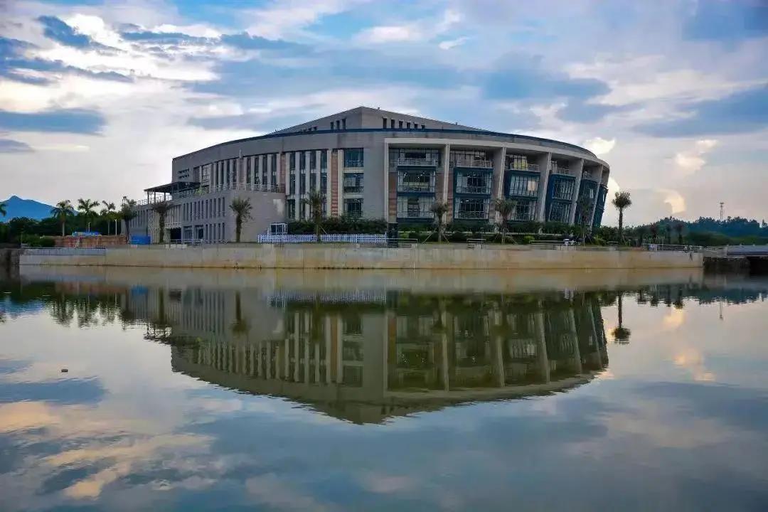 广东最好的高职32所,广东深职学院最低排名