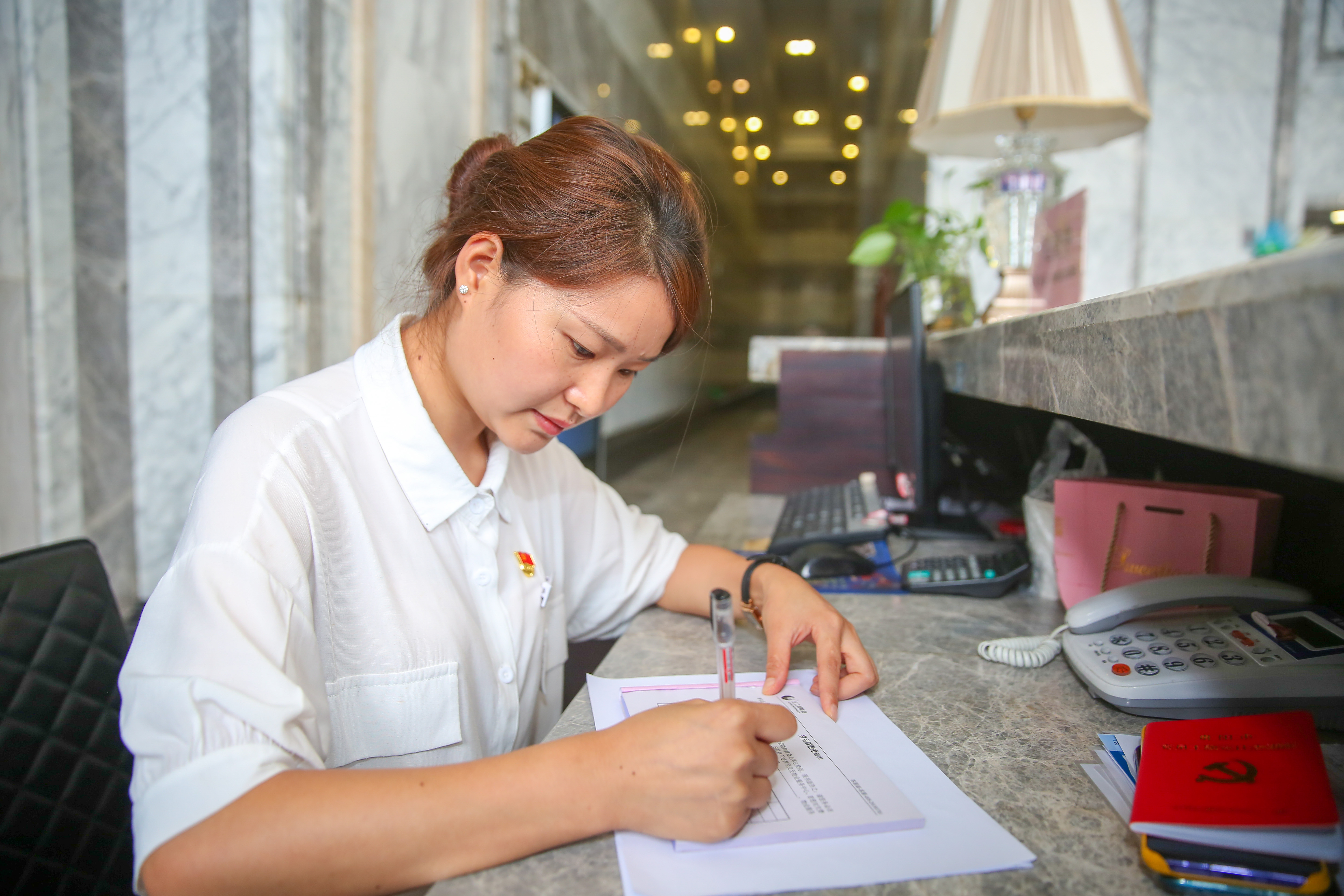 「身边*党**员」“宏管家”罗冰霜：在“走心”的服务中践行初心使命