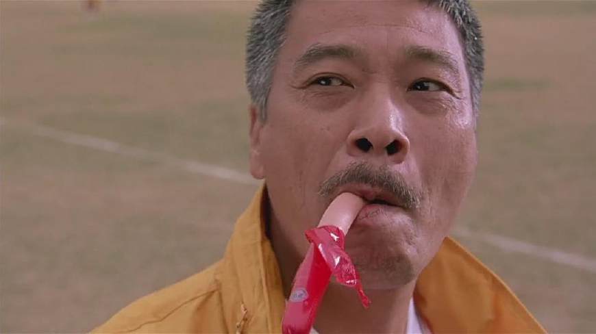 他是少林足球队主帅，也是空手道克星“魔鬼筋肉人”