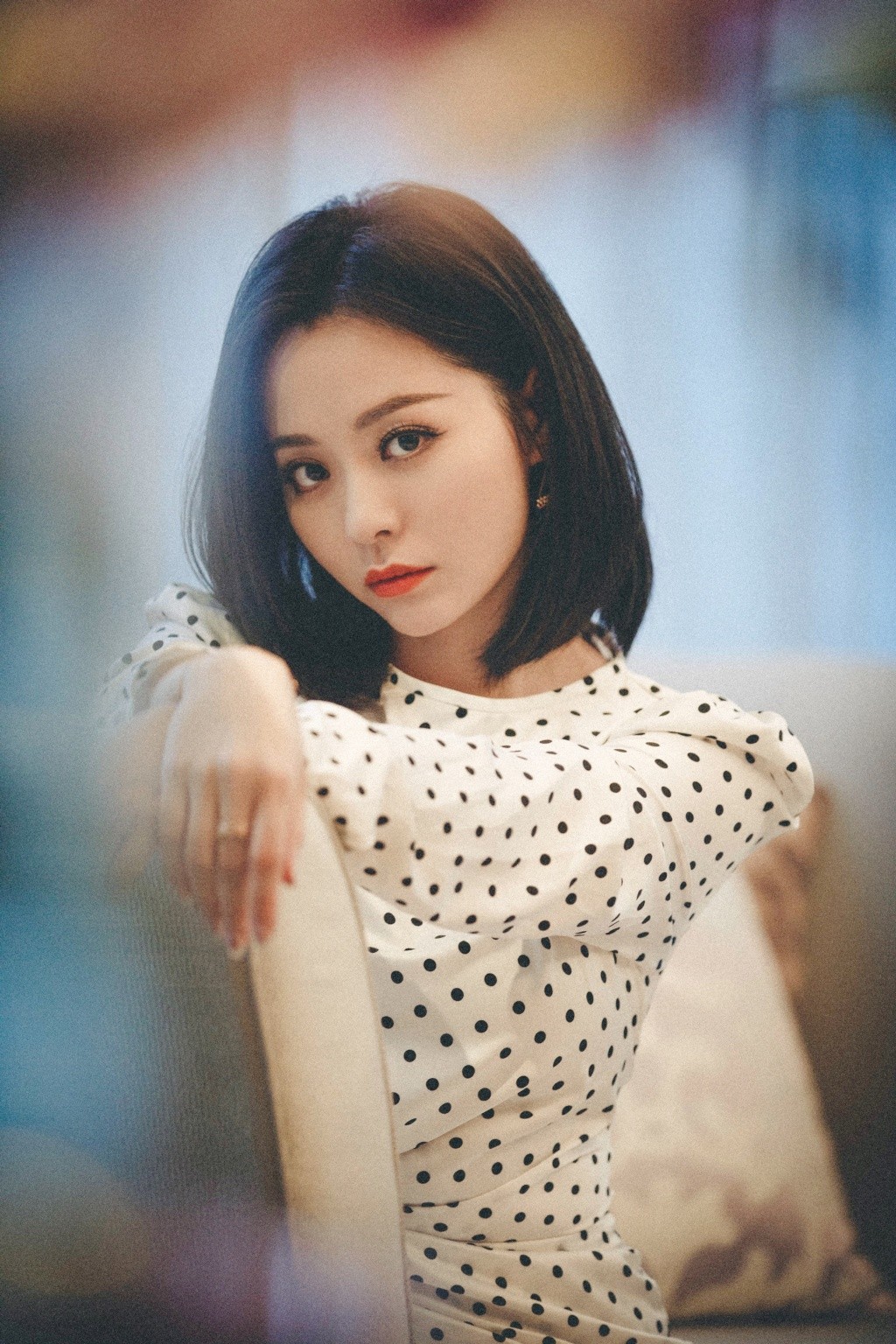 张靓颖波点透光衫,张靓颖暴瘦穿礼服裙