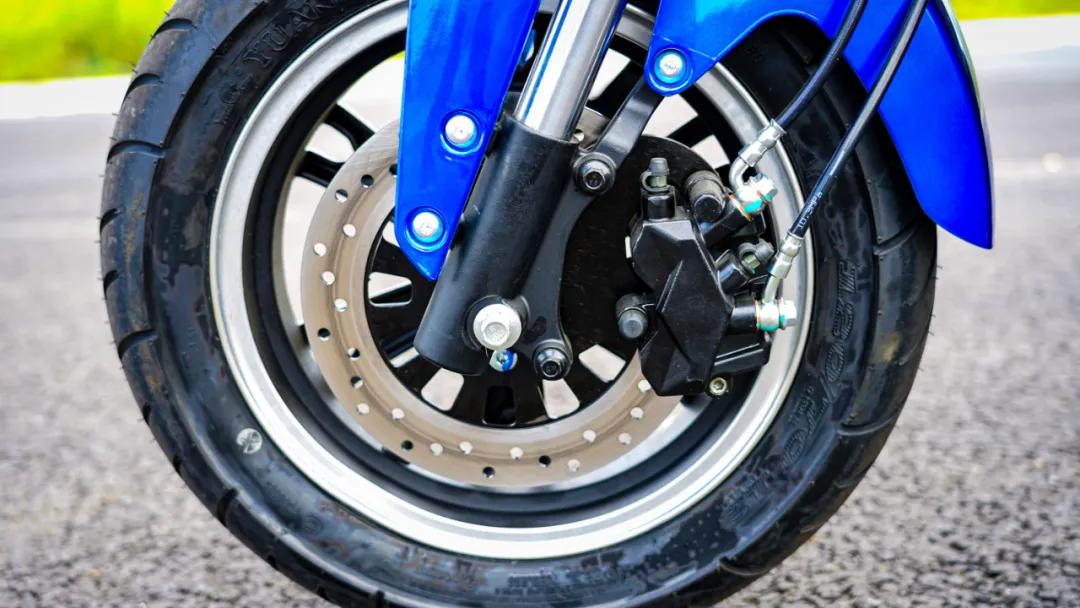 黑科技的电摩MIKUSuper：汽车级锂电双芯双动力指纹解锁