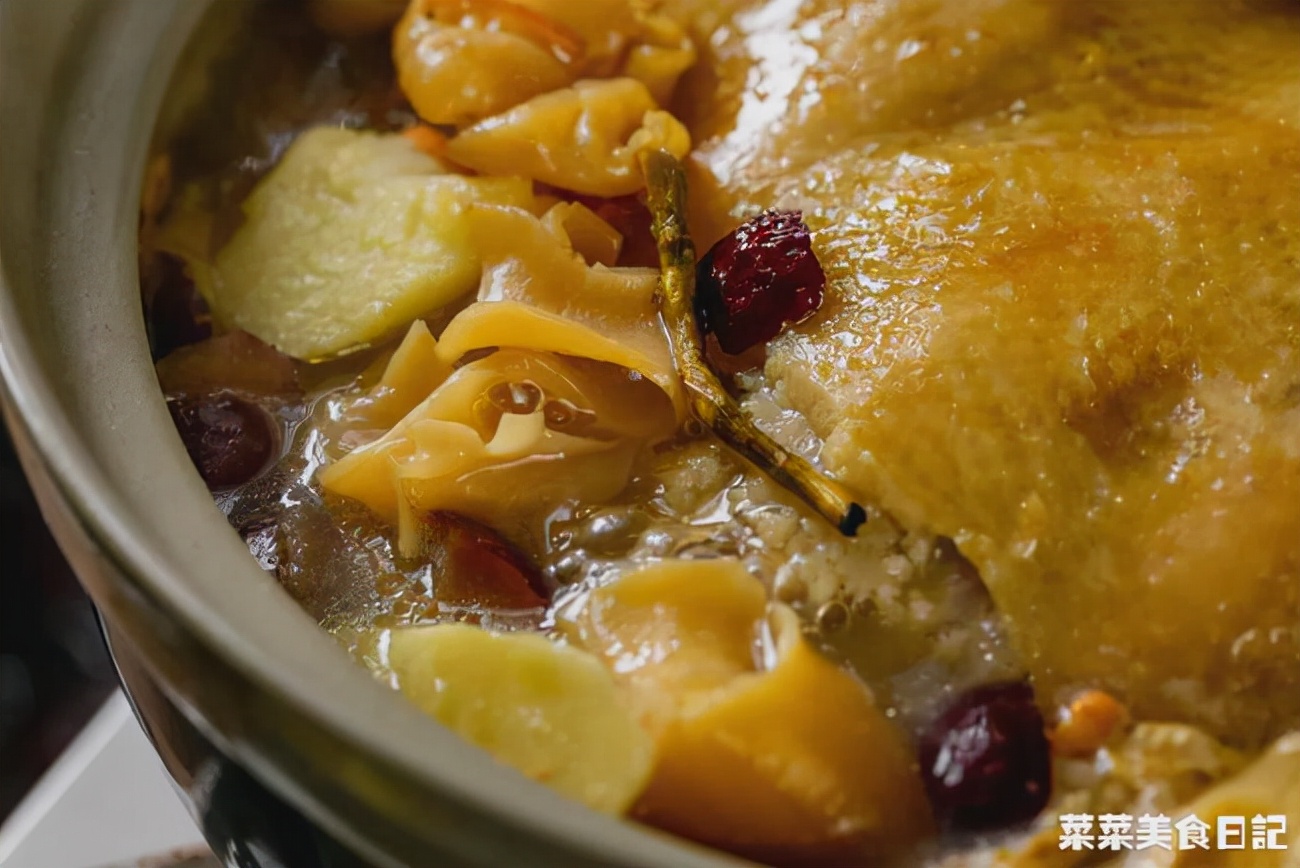 奶奶炖的鸡汤,老奶奶做的清炖鸡汤