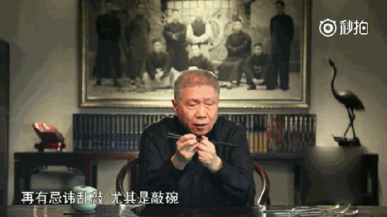 为啥别人倒茶要敲茶杯一下,为什么别人倒酒倒茶要敲两下