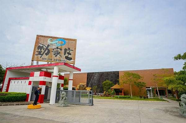 展昭何家劲放弃天价的演艺事业,帅气的展昭何家劲61岁