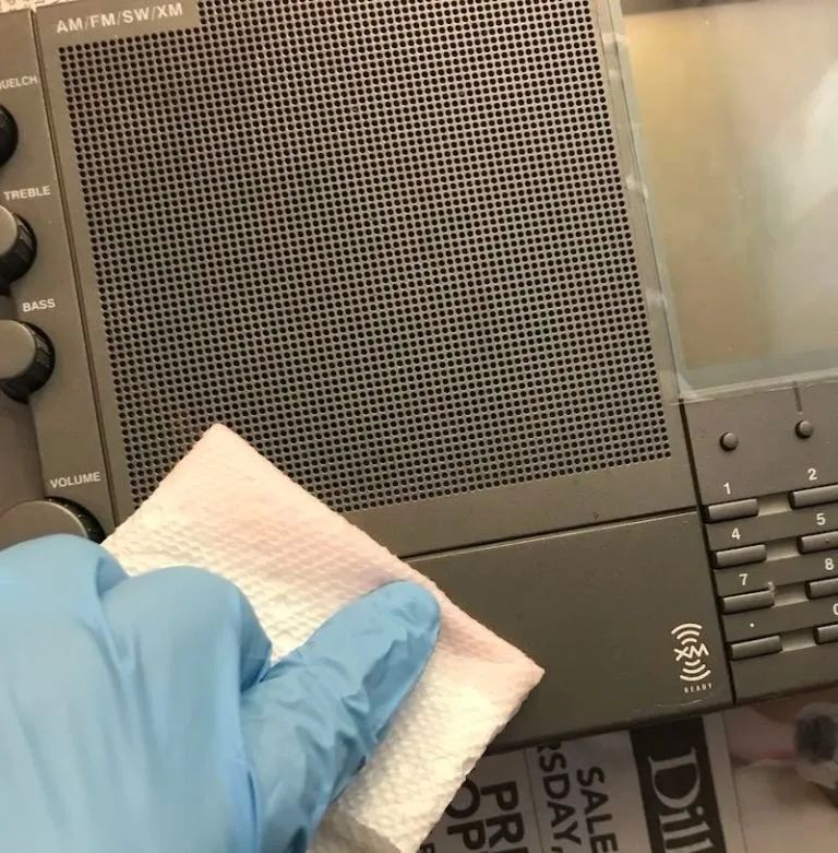 「火腿维修室」拯救一台老式EtonE1收音机，解决橡胶涂层粘手问题