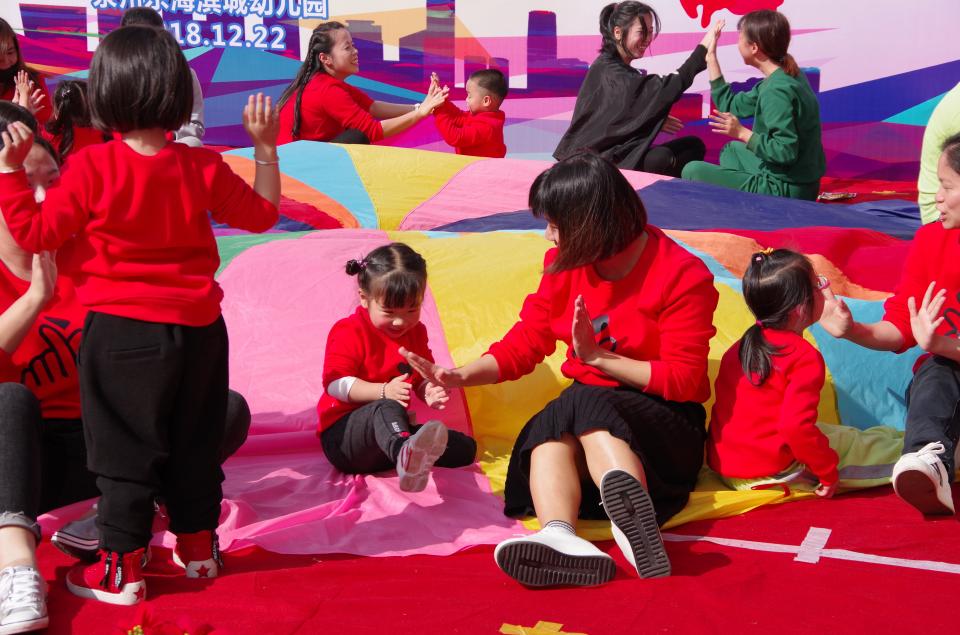 泉州东海滨城幼儿园举办“滨城杯”健身节暨迎新年亲子同乐汇