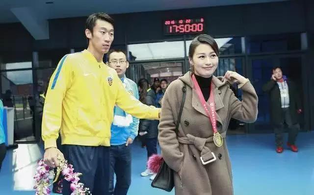 国足太太团集体助威,国足太太集会