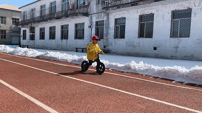 柒小佰700kids 儿童滑步车pro (柒小佰儿童滑板车怎么折叠)