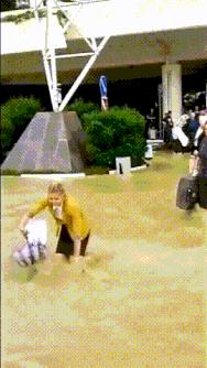 搞笑gif开心一刻不按常理出牌,搞笑gif趣图哥们别拍马屁很危险的