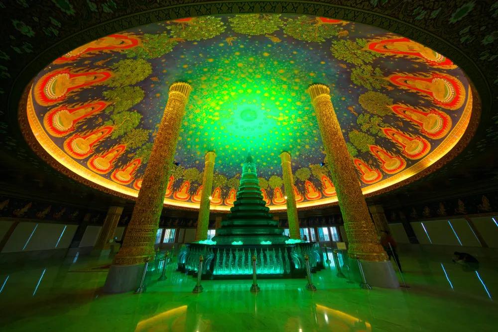 为什么泰国人要穿粉红色,去泰国为什么要穿红色衣服