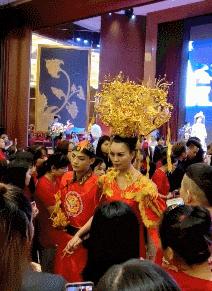 新娘开心的搞笑视频,搞笑gif开心一刻女司机上车