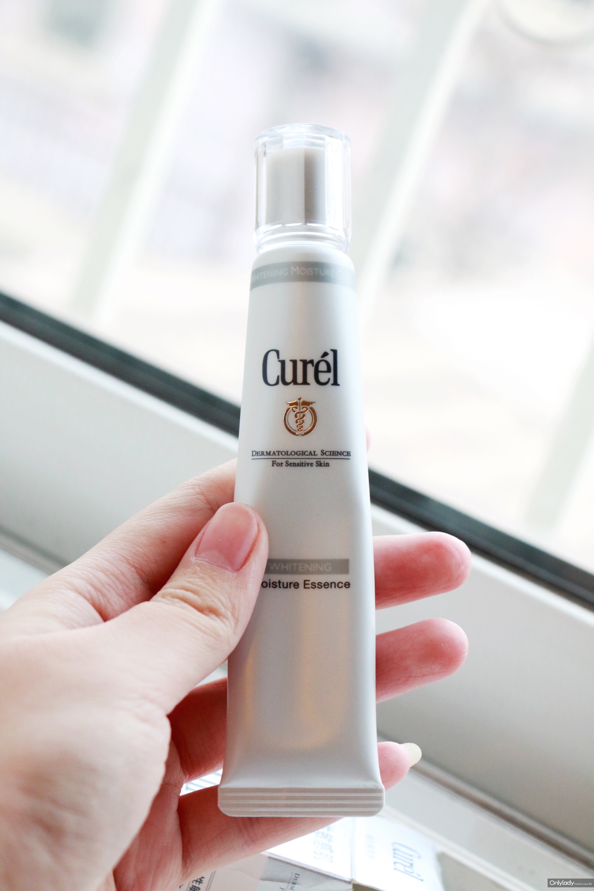 精华液抗初老又美白测评,清爽不粘腻美白精华