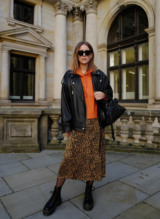 春天的卫衣这样穿才够时髦,秋冬连帽卫衣的正确穿法