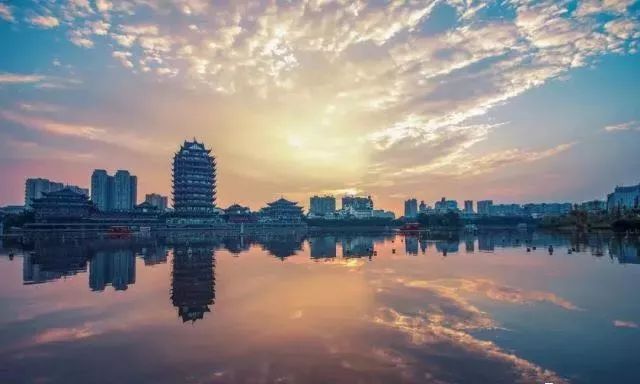 一泡而红！四川这座小城已火向全球，今天万人齐聚！