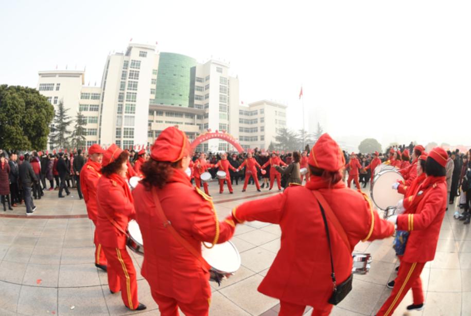广元市老城小西街嘉陵广场,看看广场有多热闹