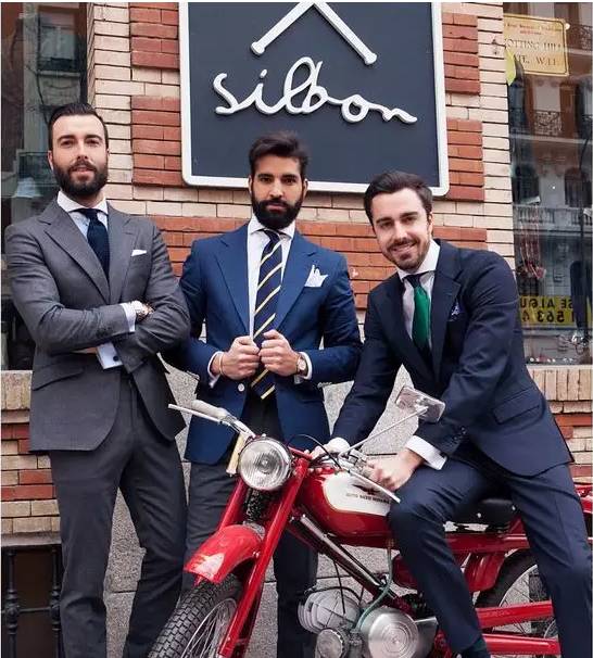 男人穿西装的正确搭配,男士穿西装有哪些搭配