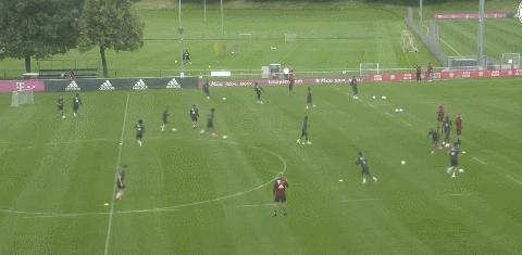 拜仁主教练纳格尔斯曼最新视频,拜仁新赛季首堂训练课纳格尔斯曼