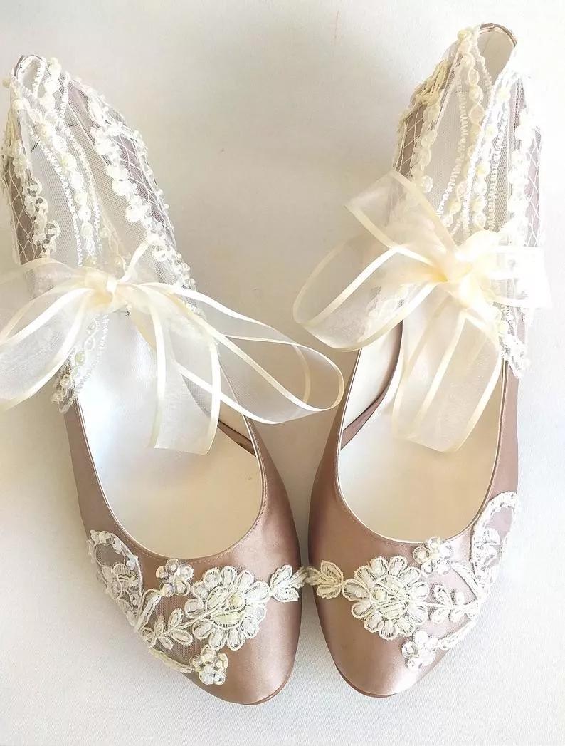 买了双白色高跟鞋，嫌太单调，稍加改造就美过新娘鞋，附教程