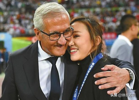 中甲美女老板穿睡衣接受采访，将队徽纹在大腿上，目标3年返中超