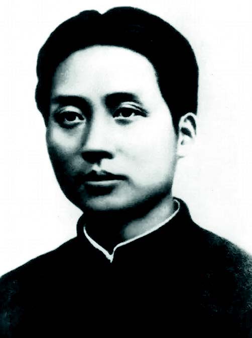 五四青年节高举的两面大旗,让五四的红旗高高飘扬在青年心上