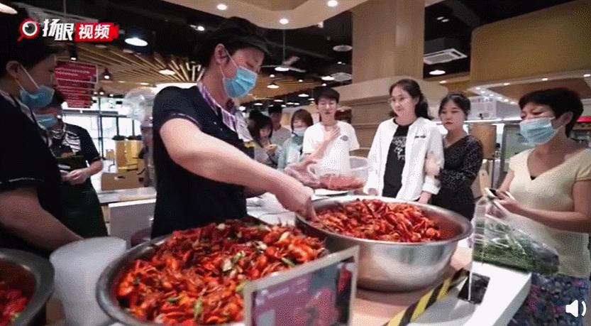 这些高校送的毕业礼物火了，送瓜的，送芯片的，还有送男朋友的