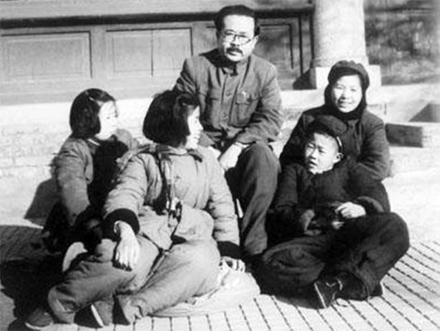 工作狂人任弼时，生命最后一刻还在工作，9个儿女只留下4人