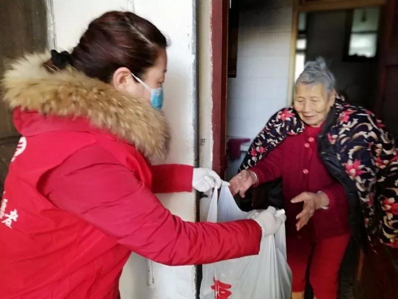 防控疫情一线铿锵玫瑰,抗击疫情女兵坚守第一线图片