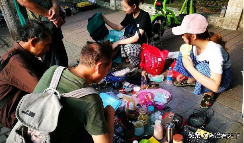 今年大学的毕业地摊秀，全搬到闲鱼上了？