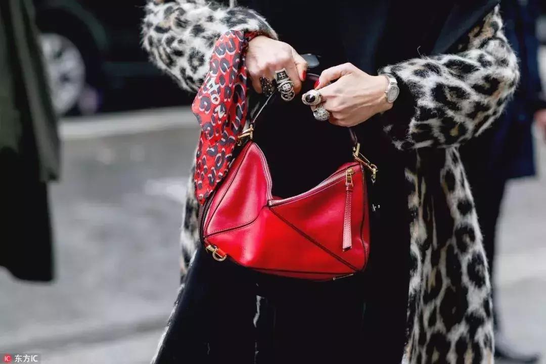 穿搭十秒学会丝巾的时髦系法,丝巾比较英伦法式的系法