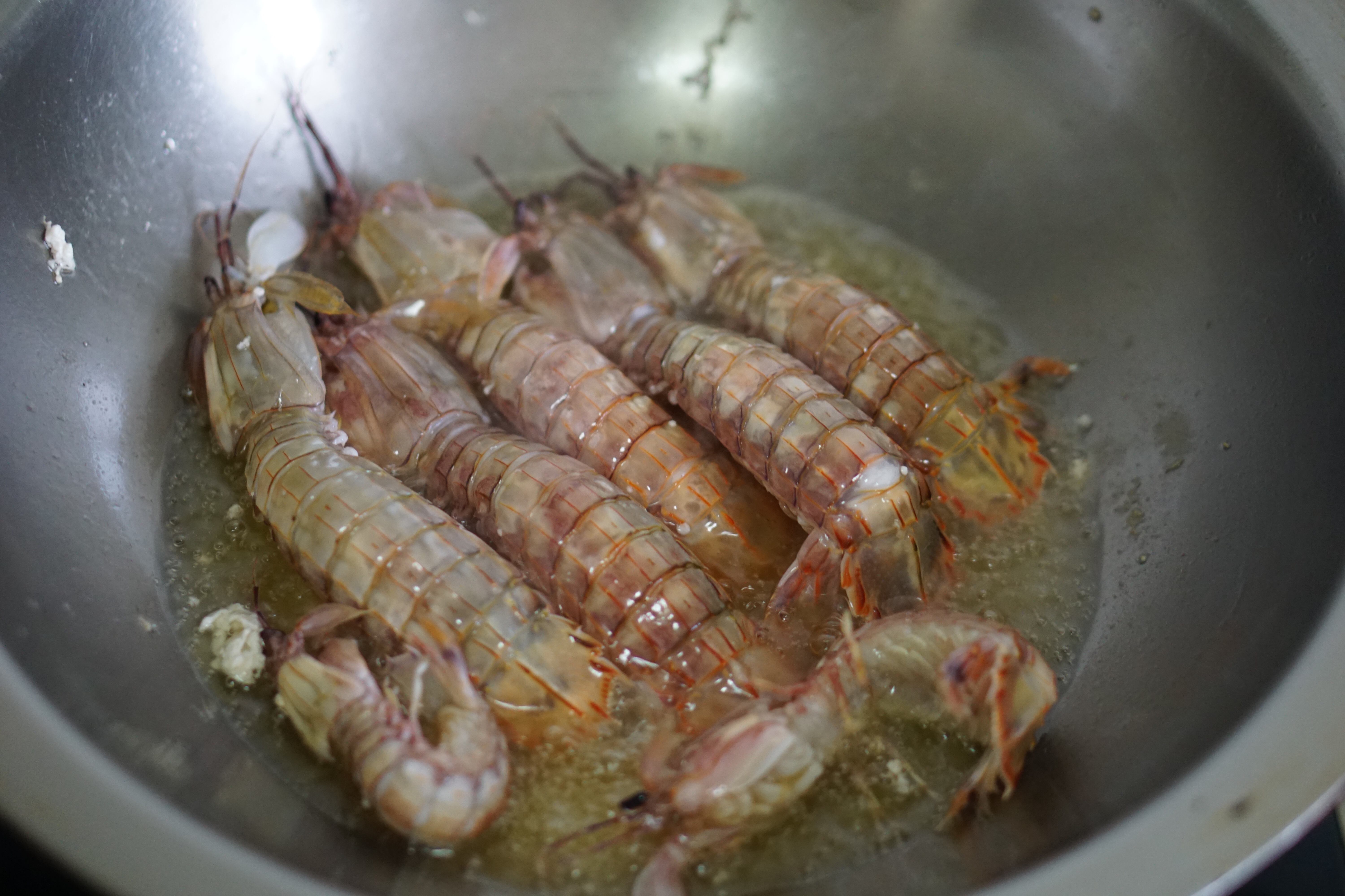 好吃的皮皮虾真的是难得吃上一口,皮皮虾这样做又鲜又嫩太好吃了