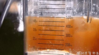 跨世纪的黑砖奶茶店，每天卖30块“金条”