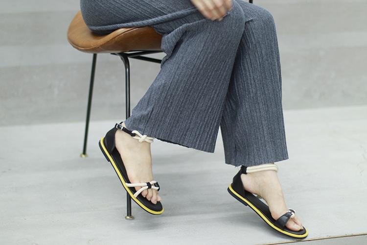 穿上即陷进柔软的「纸片人」背带裤，一封写给夏天的慵懒情书