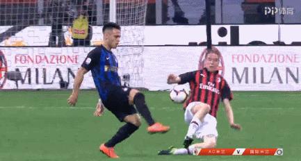 米兰开场9分钟0-2落后萨索洛,米兰德比震撼场面加图索
