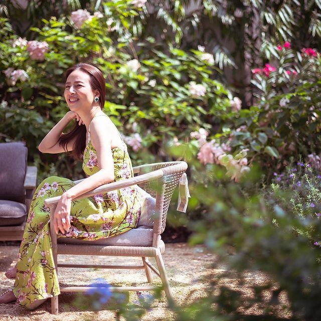 还是泰国华裔富婆潇洒！穿花裙亮相比花儿美，拒绝泰王求爱真明智