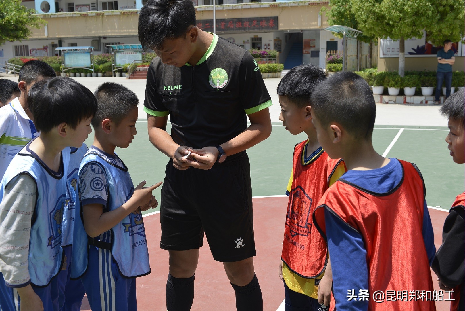 有限的场地无限的足球--新迎二小首届昆陆敦搏杯班级足球联赛开幕