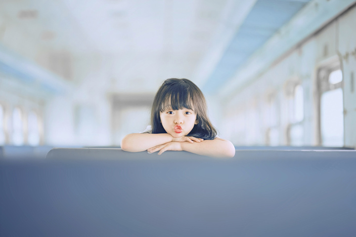 他所拍摄的萌娃温暖人心，满足了你对女儿的全部幻想