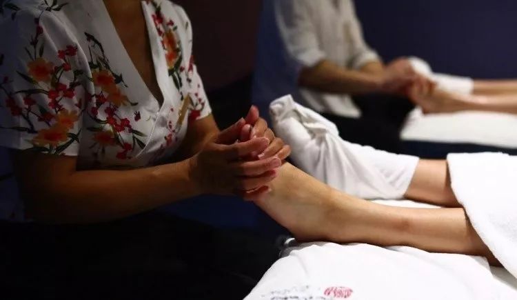 大连这家店做足疗还能看电影，是时候来一次全身心的放松了