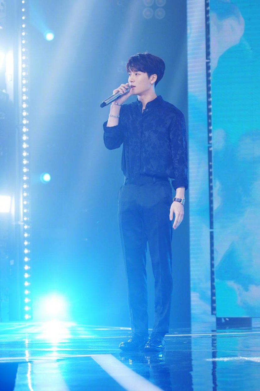 绅士薛之谦唱吧,绅士鞠躬王嘉尔