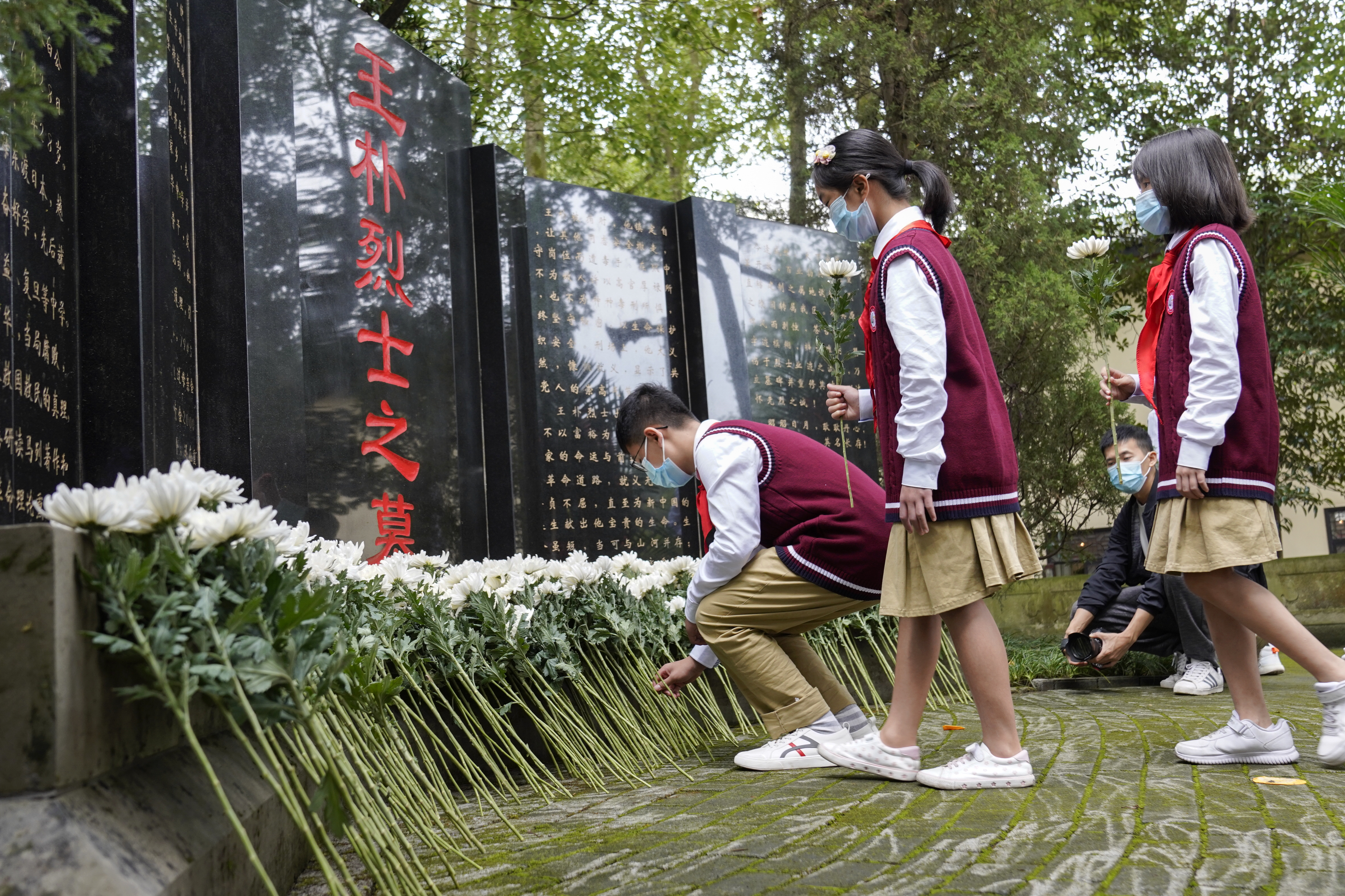 西青区各界向烈士纪念碑敬献花篮,重庆市社会各界向人民英雄献花