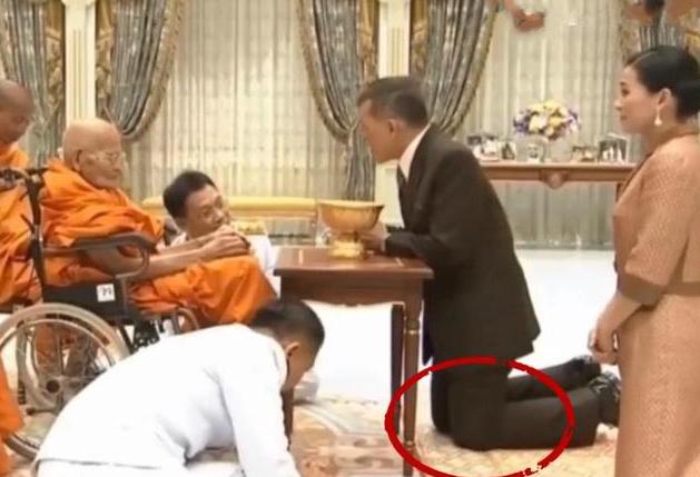 泰王跪拜僧王完整版,僧王用给泰王下跪吗