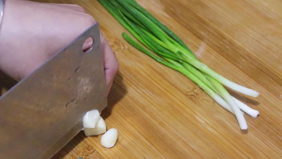 蒸鸡蛋羹的做法用热水还是凉水,蒸鸡蛋羹的正确做法冷水还是热水