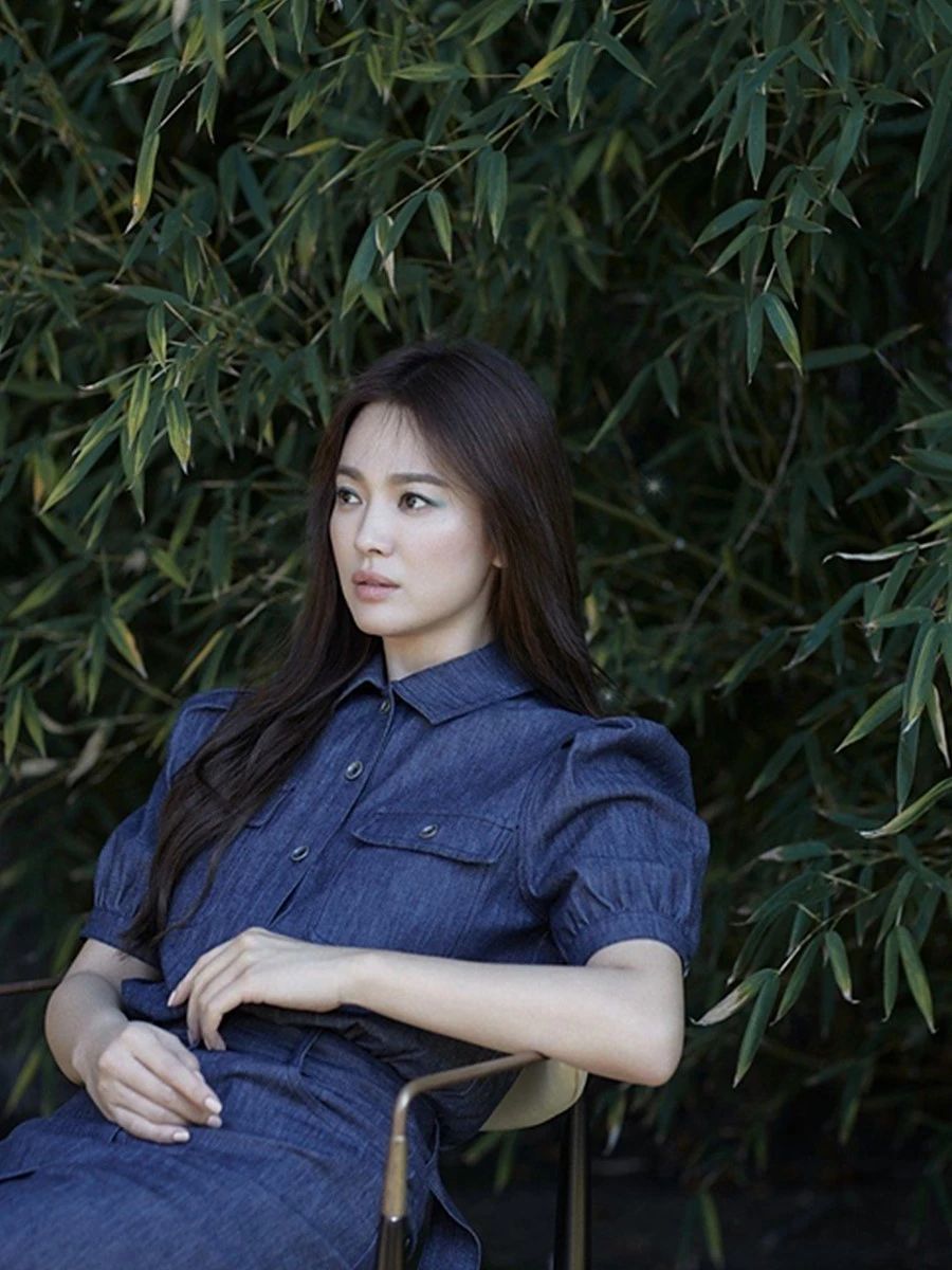 宋慧乔最新碎花连衣裙造型,宋慧乔全包眼线浓妆出镜气场大开