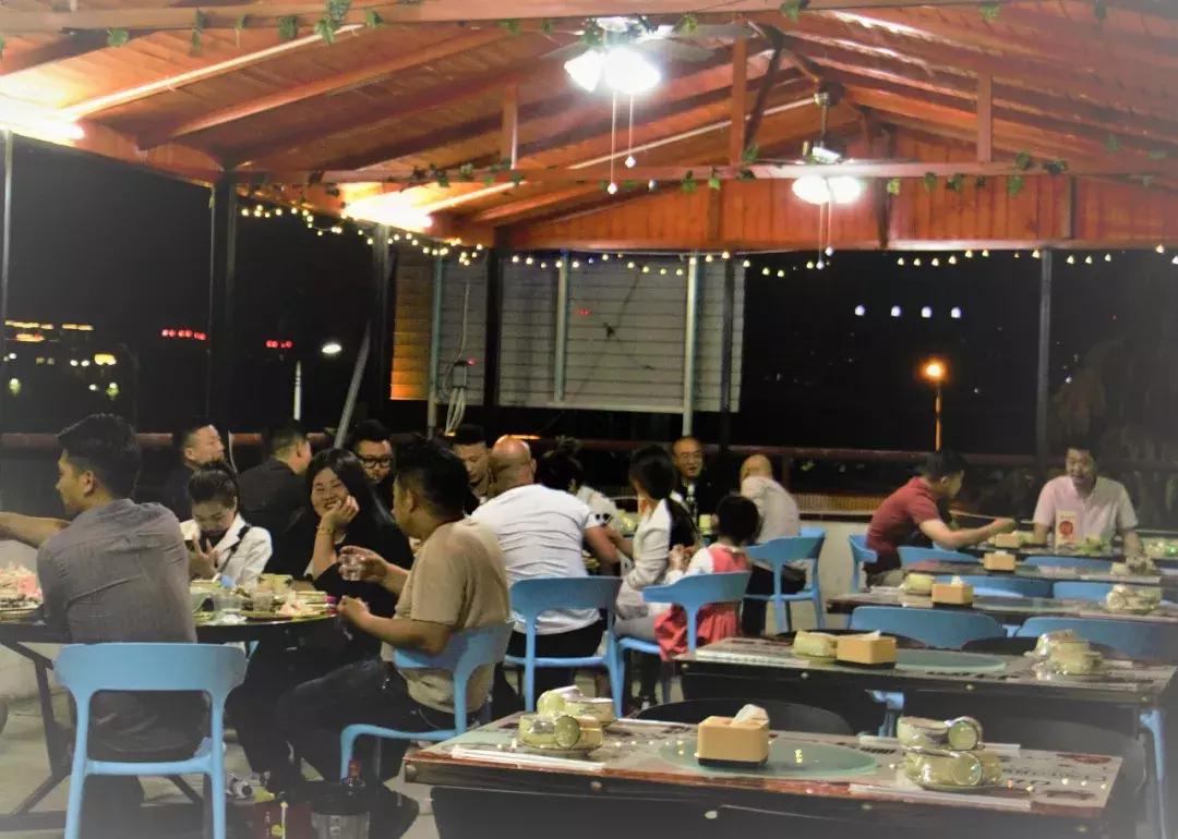 龙门小龙虾烧烤,夏天路边大排档撸串啤酒小龙虾