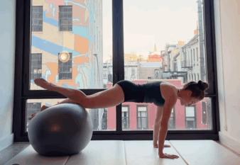 用瑜伽小球练腹的动作,腹直肌瑜伽球全套练习