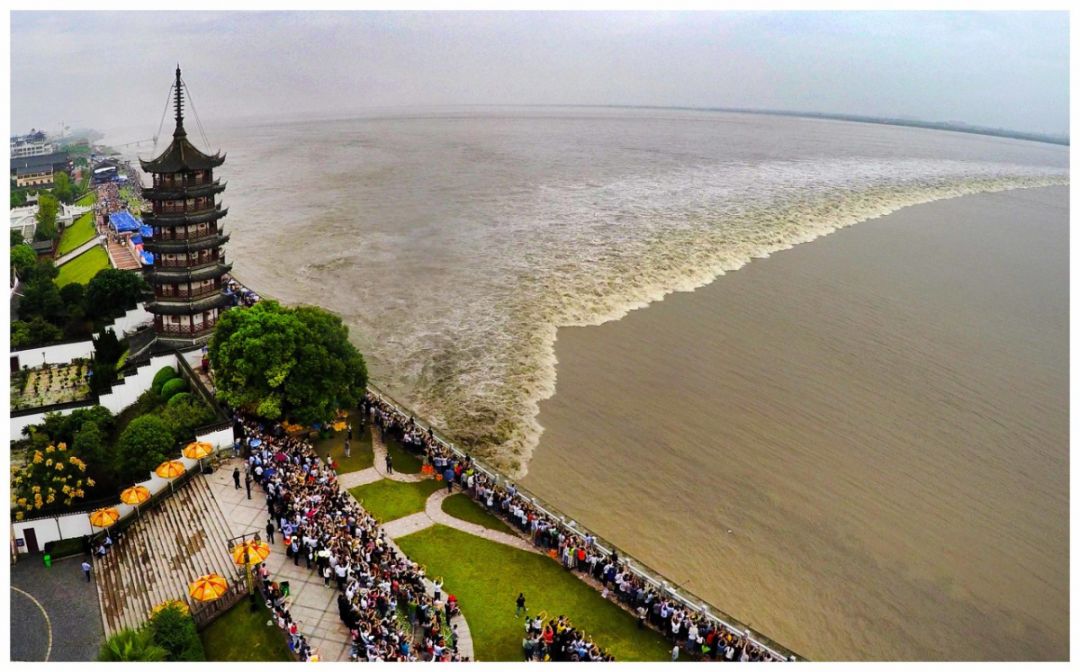 八月十八钱塘江大潮完整观潮视频,2022年农历八月钱塘江观潮时间