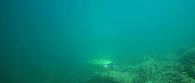 在高山湖泊边拍摄的风景照片湖底,绝美天池风光摄影照片