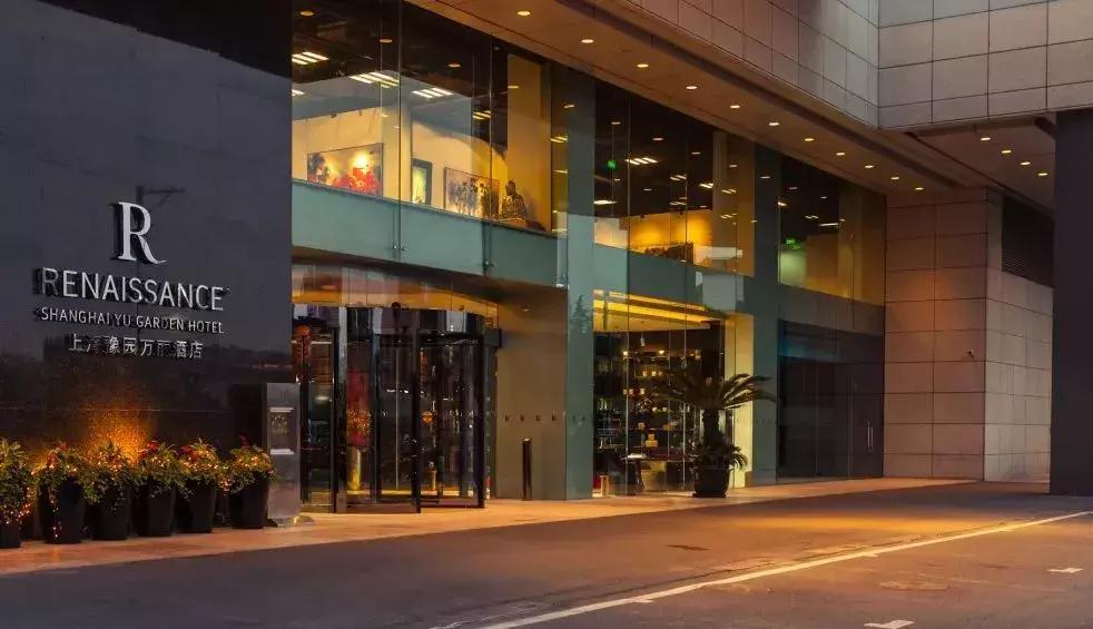 4人同行送活鲷鱼！谷饲牛排+海鲜刺身甜品！豫园酒店自助餐升级