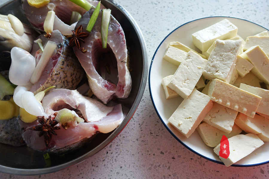 炖鱼的家常做法草鱼炖豆腐,五花肉草鱼炖豆腐怎么做才好吃啊