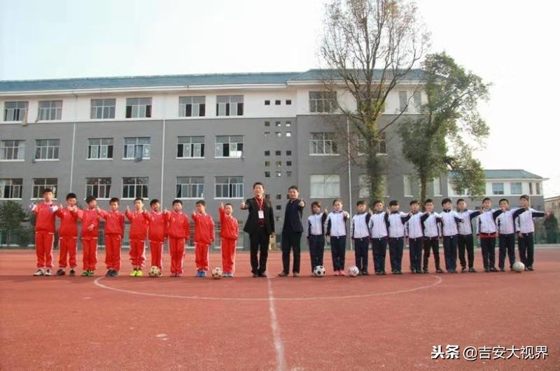 井冈山毛*东泽**红军学校：足球转动梦想绿茵放飞希望