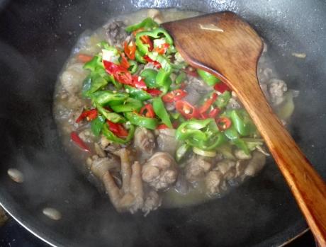 子姜炒鸡做法大全,葱姜炒鸡的家常做法正宗